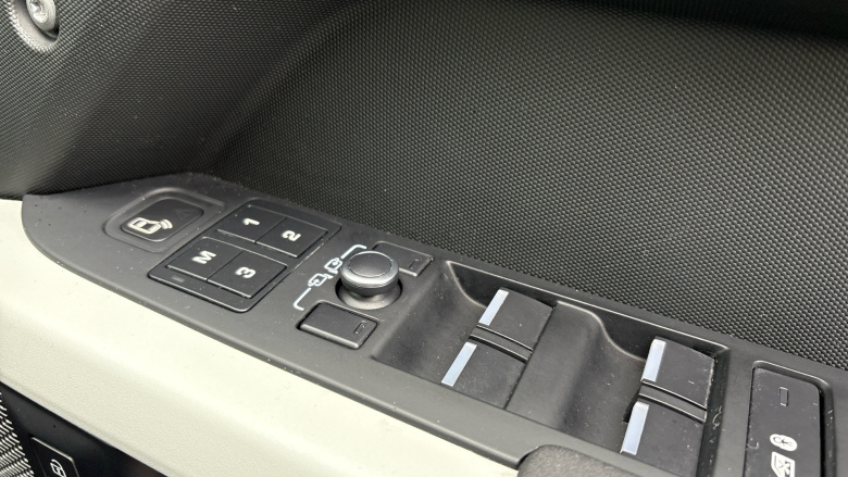 Land Rover Defender 3.0 D200 SE 110 5dr Auto Diesel Estate